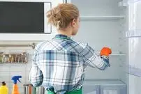۷ ترفند برای تمیز کردن یخچال در کمتر از ۳۰ دقیقه  
