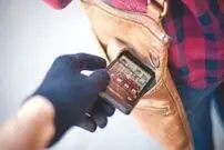 (ویدئو) لحظه سرقت گوشی زن جوان از یک مغازه در مشهد