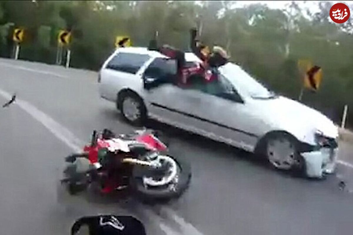 (ویدئو) لحظه مرگبار برخورد یک موتورسوار با ماشین لوکس!
