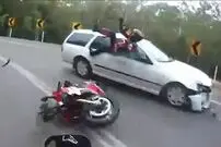 (ویدئو) لحظه مرگبار برخورد یک موتورسوار با ماشین لوکس!