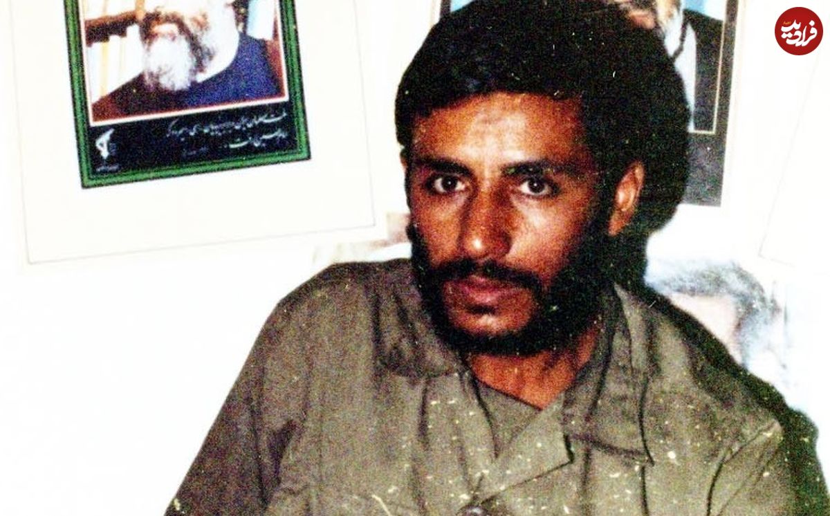 عکس؛ سفر به تاریخ؛ «شهید همت» با لباس نظامی در حال بازی با فرزند خردسالش