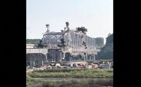 ( ویدیو) لحظه ویران کردن پل با انفجار مهار شده 