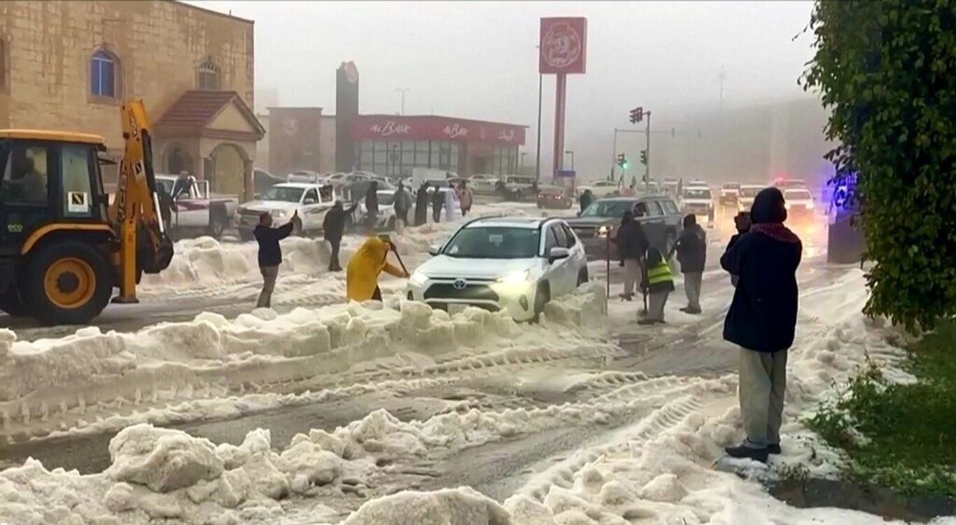 (ویدئو) بارش برف بی‌موقع عربستانی‌ها را حیرت‌زده کرد