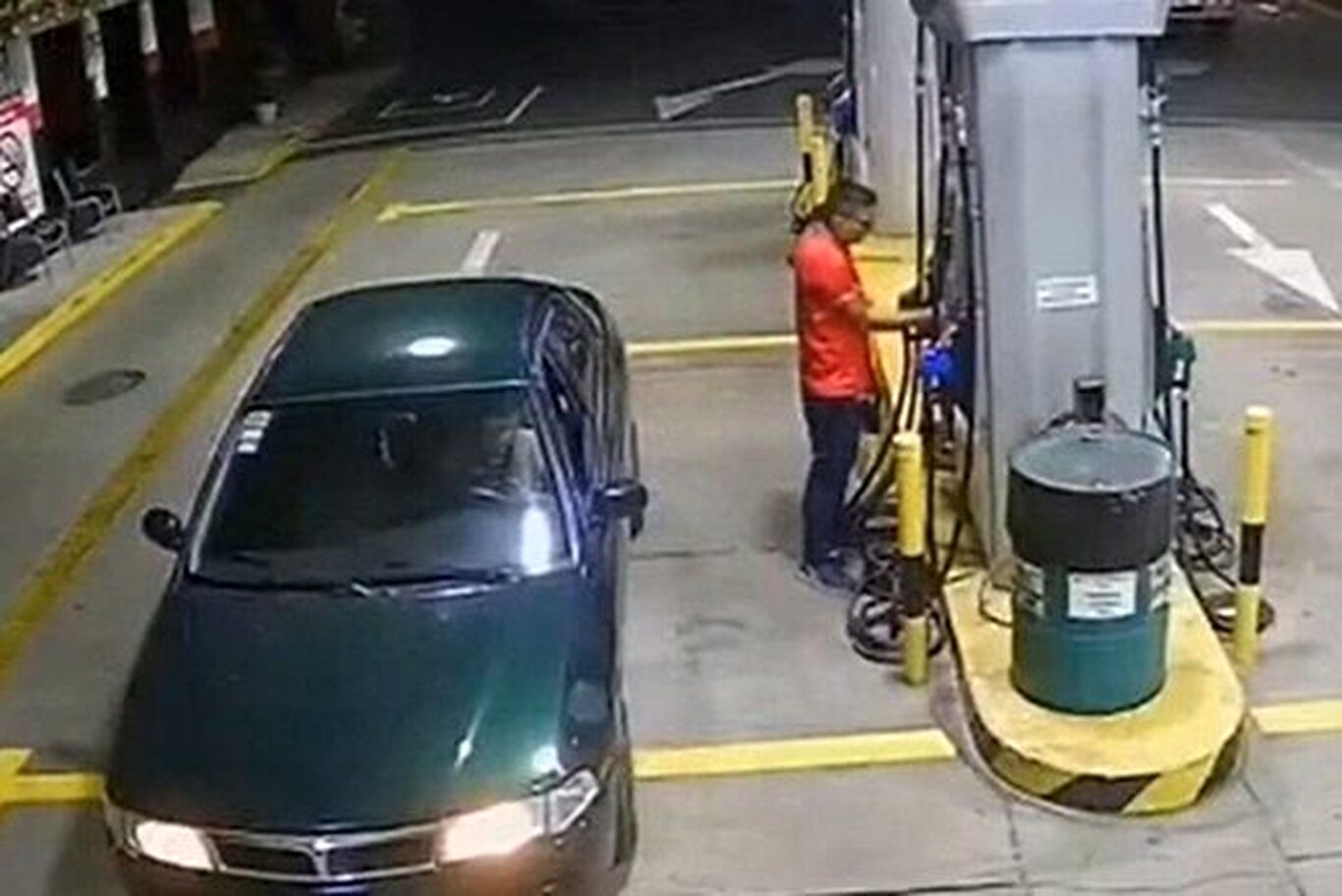 (ویدئو) اسلحه کشیدن راننده روانی در پمپ بنزین بعد از عصبانیت