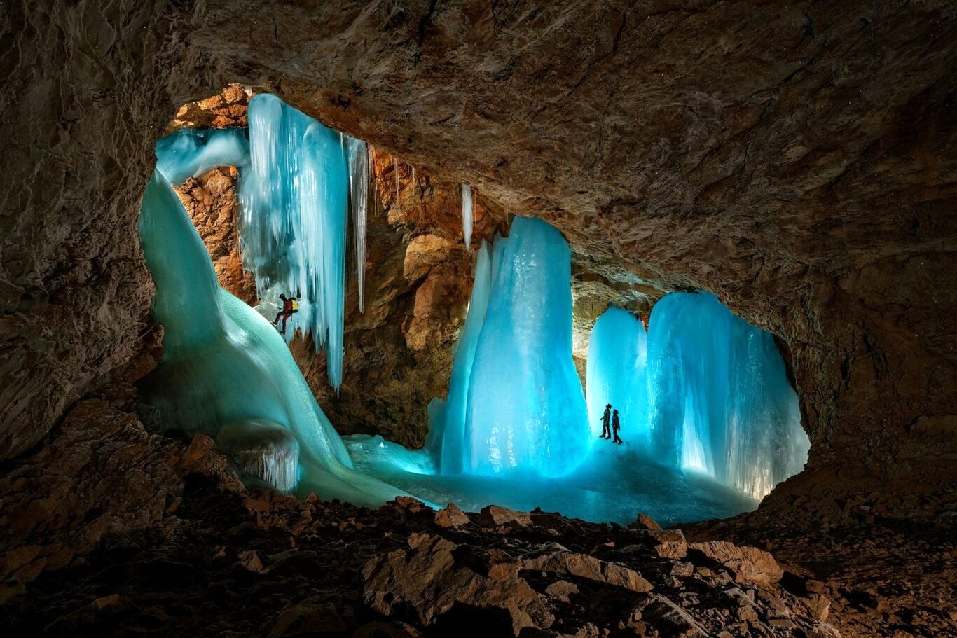 تصاویری از زیباترین غار‌های یخی اروپا