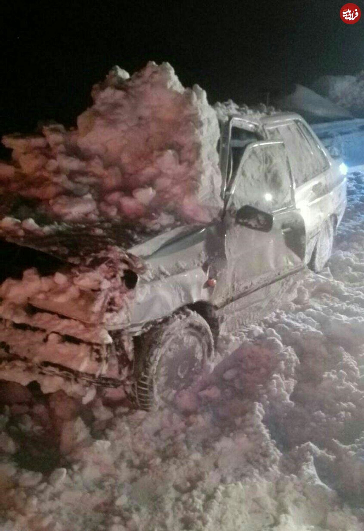 عکس/ سقوط بهمن روی پراید در جاده چالوس