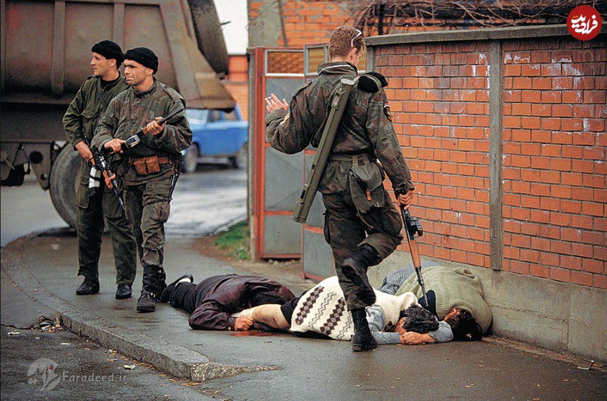 عکس‌نوشت/ لگد سرباز صرب به زن مسلمان تیر خورده