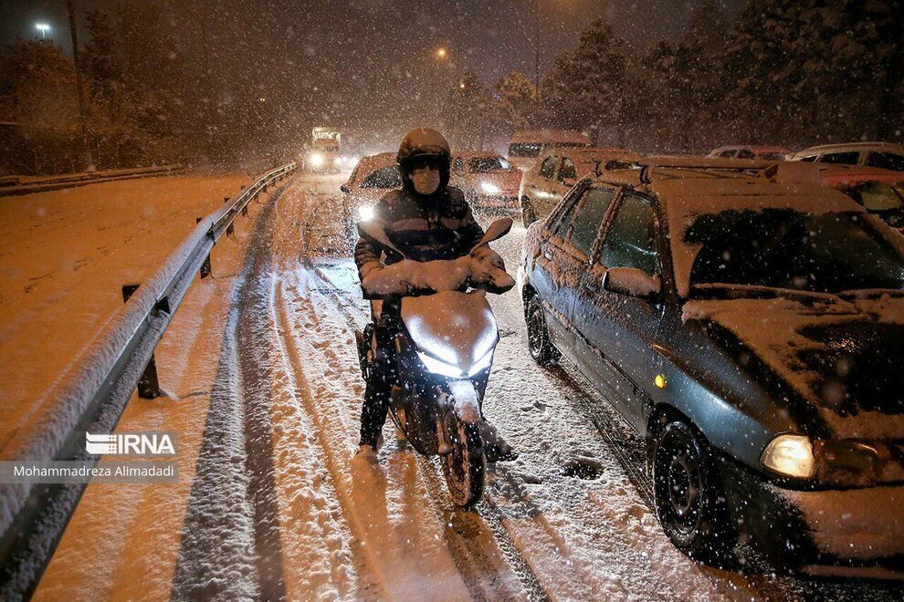 (تصاویر) خیابان‌های قفل شده تهران در شب برفی