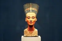 (تصاویر) ملکه‌ی مصر در قلب برلین هم رنگ عوض نکرد