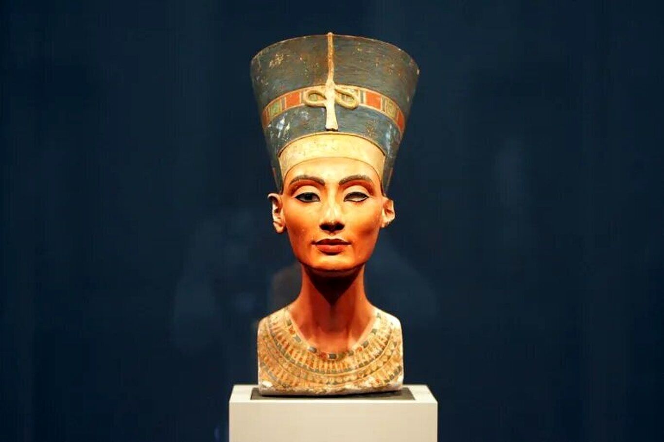 (تصاویر) ملکه‌ی مصر در قلب برلین هم رنگ عوض نکرد