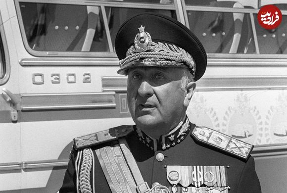 عکس؛ سفر در زمان؛ «رئیس ساواک در کنار هویدا»؛ اواخر دهه 40