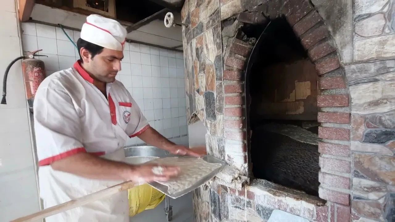 (ویدئو) نحوه پخت نان سنگک در یک نانوایی ایرانی