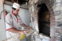 (ویدئو) نحوه پخت نان سنگک در یک نانوایی ایرانی