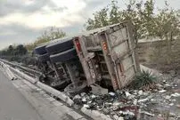عکس| واژگونی کامیونت حامل ۱۵۰۰ لیتر بنزین در بزرگراه یاسینی تهران