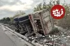 عکس| واژگونی کامیونت حامل ۱۵۰۰ لیتر بنزین در بزرگراه یاسینی تهران