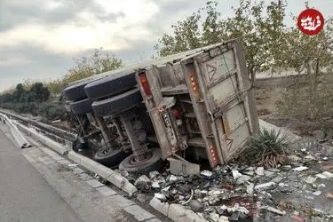 عکس| واژگونی کامیونت حامل ۱۵۰۰ لیتر بنزین در بزرگراه یاسینی تهران