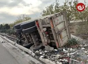 عکس| واژگونی کامیونت حامل ۱۵۰۰ لیتر بنزین در بزرگراه یاسینی تهران