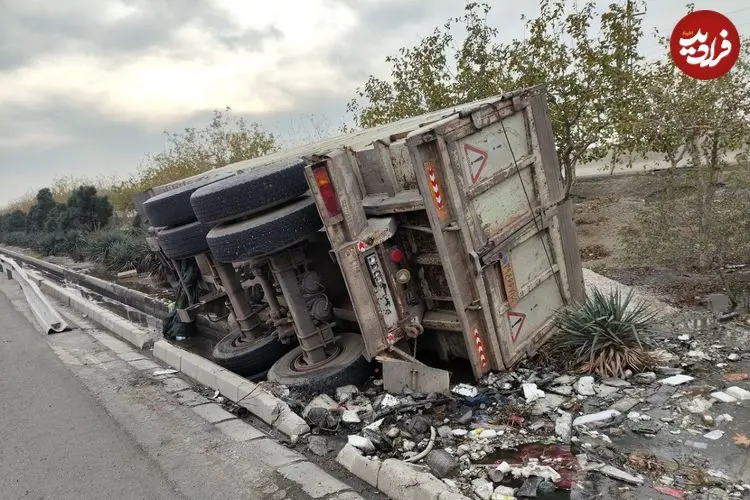 عکس| واژگونی کامیونت حامل ۱۵۰۰ لیتر بنزین در بزرگراه یاسینی تهران