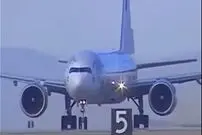 (ویدئو) دریفت عجیب بوئینگ ۷۷۷ روی باند