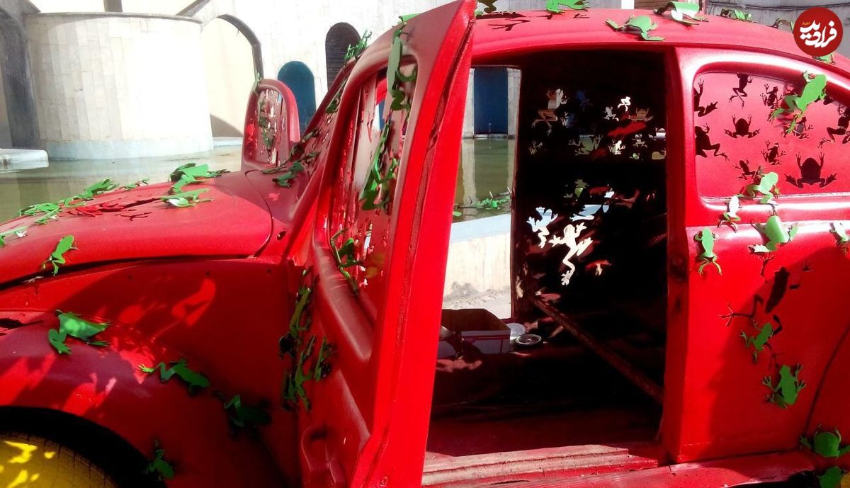 عکس/ حمله قورباغه‌ها به یک اتومبیل در تهران