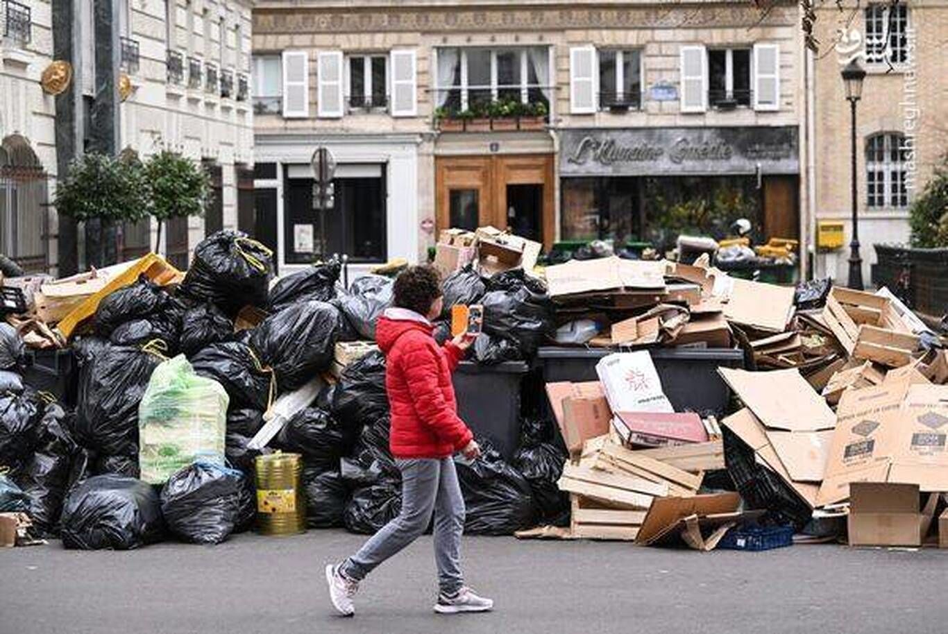 عکس یادگاری با کوه زباله در خیابان‌های پاریس