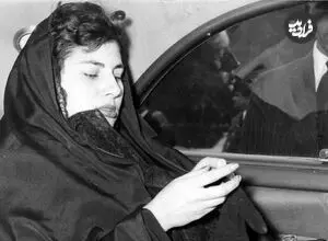 عکس| سفر زمان؛ «ثریا اسفندیاری» سوار بر اسب و در حال تیراندازی؛ دهه 30