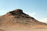 ( ویدیو) فیلمی قدیمی از دخمه زرتشتیان که مردگان را برای کرکس ها می گذاشتند!