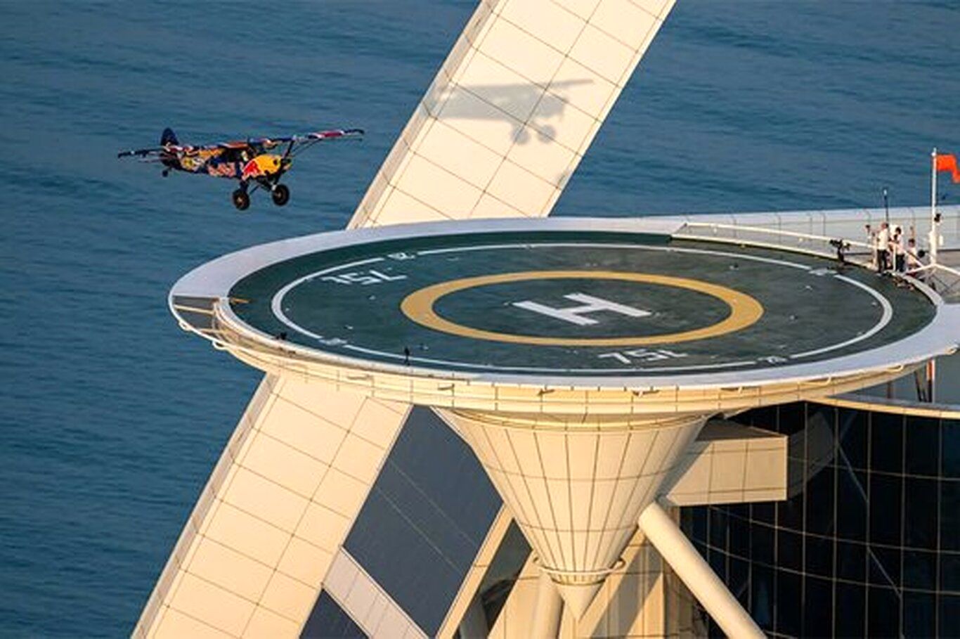 (ویدئو) رکوردشکنی حیرت‌انگیر؛ فرود و پرواز اولین هواپیما روی آسمان‌خراش افسانه‌ای دبی