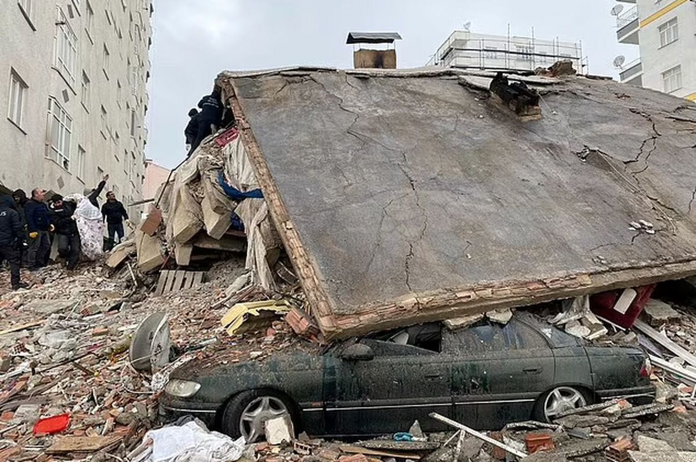 (ویدئو) لحظه فرو ریختن ناگهانی ساختمان‌های ترکیه پس از زلزله
