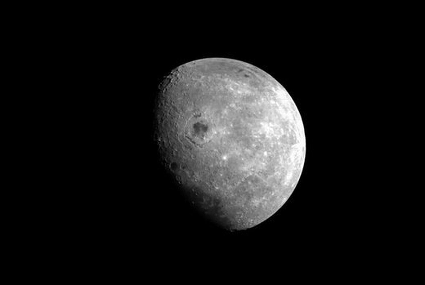 (عکس) لحظه باورنکردنی از فضاپیمای ناسا در نزدیک‌ترین فاصله از ماه