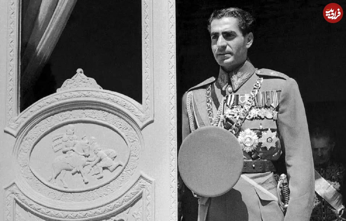 عکس| سفر در زمان؛ «محمدرضا پهلوی» با سبیل و در جریان یک بازدید؛ دهه 20