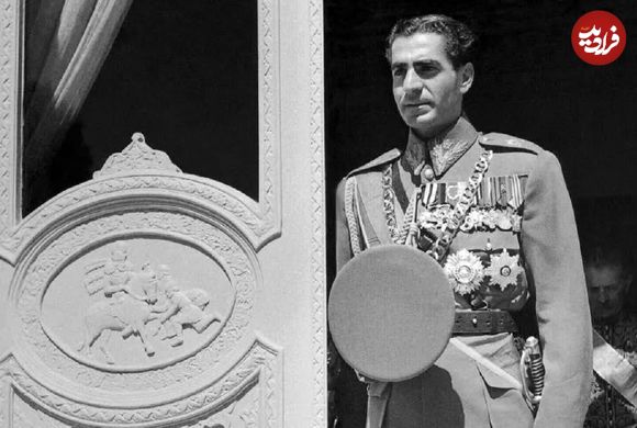 عکس| سفر در زمان؛ «محمدرضا پهلوی» با سبیل و در جریان یک بازدید؛ دهه 20