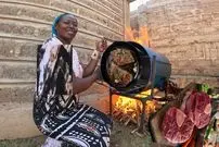 ببینید| غذای روستایی در کنیا؛ پخت استیک با گوشت گاو و سیب زمینی در بشکه