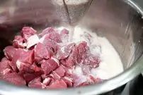 ببینید| غذای خیابانی در تایلند؛ تهیه خوراک کاری با گوشت گاو و سبزیجات در بانکوک