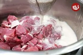 ببینید| غذای خیابانی در تایلند؛ تهیه خوراک کاری با گوشت گاو و سبزیجات در بانکوک