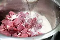 ببینید| غذای خیابانی در تایلند؛ تهیه خوراک کاری با گوشت گاو و سبزیجات در بانکوک