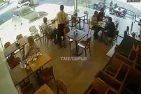 (ویدئو) وحشت در رستوران؛ ورود غیرمنتظره خودرو به شیشه
