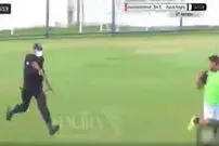 (ویدئو) پلیس با اسلحه جنگی فوتبالیست را در زمین فوتبال دنبال کرد!