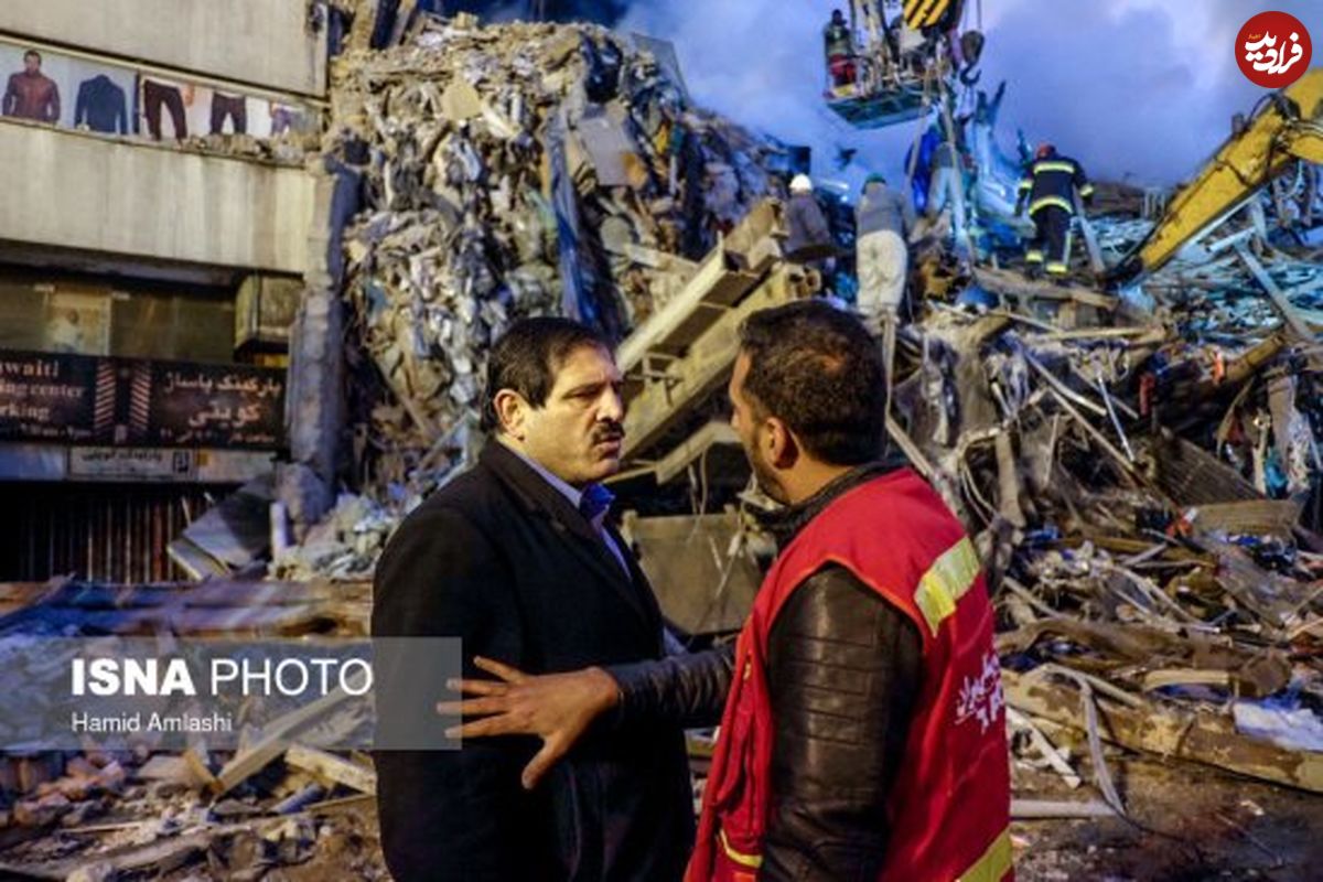 عکس/ عباس جدیدی در محل حادثه پلاسکو