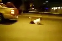 (ویدئو) لحظه خنده‌دار افتادن مرد از پشت ماشین درحال حرکت