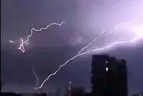 ( ویدیو) لحظه شگفت انگیز برخورد صاعقه به زمین 