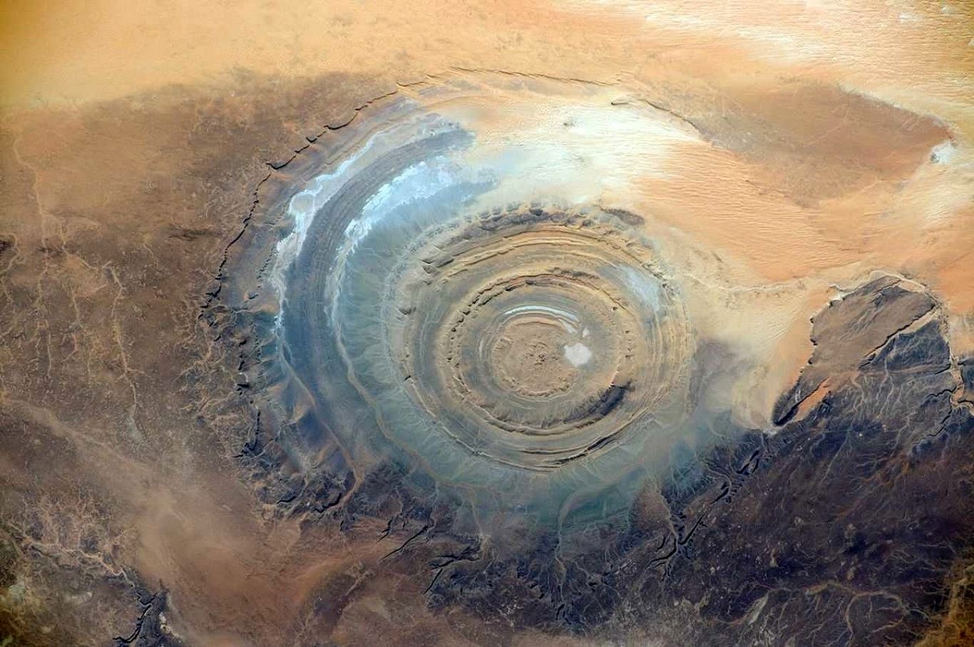 عجیب‌ترین پدیدۀ زمین‌شناسی دنیا در صحرای موریتانی