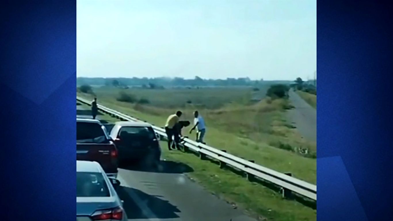 (ویدئو) فرار از ترافیک جاده با روشی عجیب