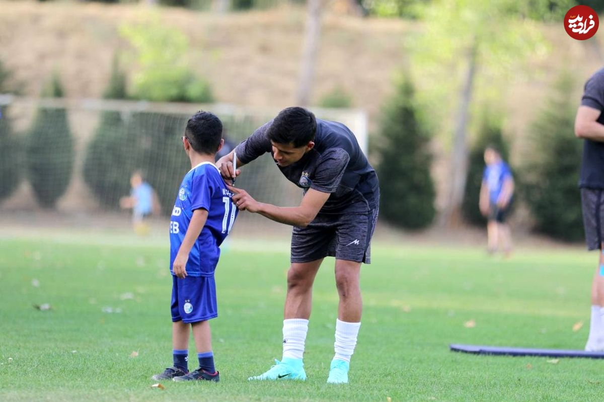 اقدام جالب قائدی برای کودک هوادار و حضور بانوان محجبه در تمرین استقلال