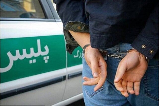 حمله جوان قداره‌کش به ماشین پلیس در شهرک گلستان 