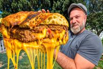 ببینید؛ غذای روستایی در آذربایجان؛ فرآیند تهیه چیزبرگر غول آسا