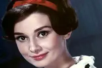 عکس| سفر در زمان؛ «آدری هپبورن 21 ساله» و همسرش در حیاط خانه شان؛ سال 1328