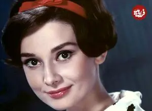 عکس| سفر در زمان؛ «آدری هپبورن 21 ساله» و همسرش در حیاط خانه شان؛ سال 1328