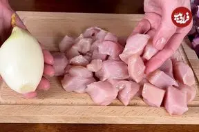 ببییند| طرز تهیه یک غذای ساده با سینه مرغ و پیاز