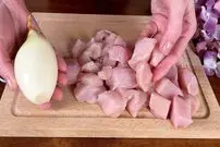 ببییند| طرز تهیه یک غذای ساده با سینه مرغ و پیاز